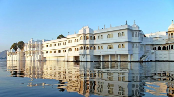 9-taj-lake-palace-india-buzznfun.com